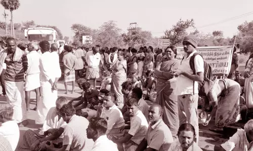 வெம்பாக்கம் அருகே கல்குவாரிக்கு எதிர்ப்பு தெரிவித்து பொதுமக்கள் மறியல்