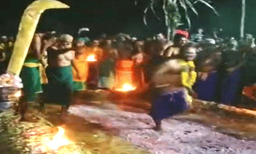 பித்தளைப்பட்டி அருகே பூக்குழி இறங்கிய அய்யப்ப பக்தர்கள்