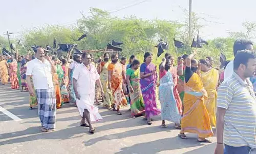 பரந்தூரில் விமான நிலையம் அமைக்க எதிர்ப்பு- 13 கிராம மக்களின் பேரணியை தடுத்து நிறுத்திய போலீசார்