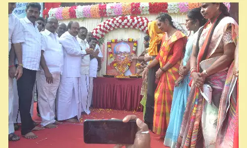 நலத்திட்ட உதவி வழங்கி தி.மு.க.வினர் கொண்டாட்டம்