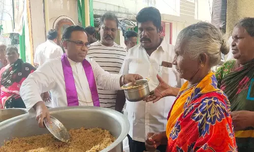 தூத்துக்குடியில் பழமை வாய்ந்த புனித செபஸ்தியார் கெபி திருவிழாவில் அன்னதானம்