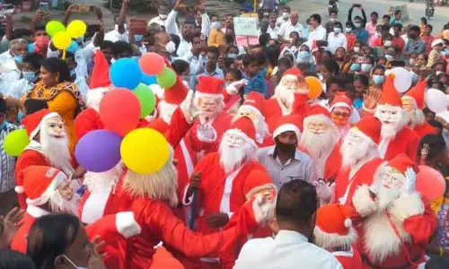 ஊட்டியில் கிறிஸ்துமஸ் தாத்தா ஊர்வலம்