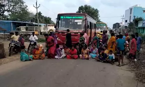 இருதரப்பினர் மோதல்-வீடுகள் சூறை: பழவேற்காடு ஏரியில் ஆண்டிக்குப்பம் மீனவர்கள் மீன்பிடிக்க தடை