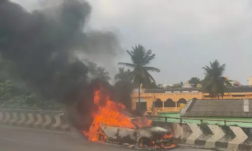 திடீரென தீ பிடித்து எரிந்த கார்