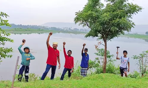 கடையத்தில் குளக்கரைகளில் பனை விதை நடவு