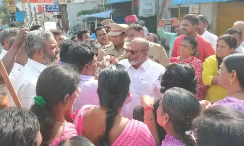 20 ஆண்டாக சாலை அமைக்காதது ஏன்?- என்ஆர்.காங்., எம்.எல்.ஏ.வை முற்றுகையிட்டு தொகுதி மக்கள் சரமாரி கேள்வி