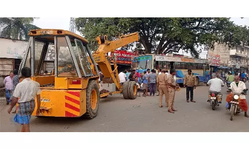 பஸ் மோதி கூலி தொழிலாளி பலி