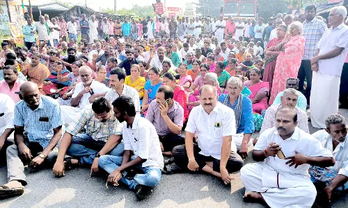 காரமடை அருகே  கல்குவாரிகள் அமைக்க  எதிர்ப்பு கிராம மக்கள் மறியல்