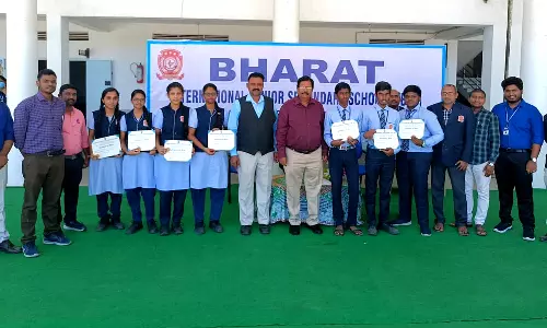 மாணவர்களுக்கு  தங்க நாணயங்கள் பரிசு