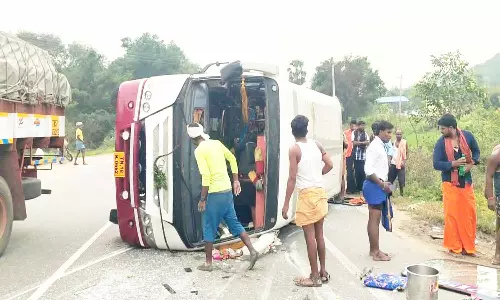 டயர் வெடித்து வேன் கவிழ்ந்தது