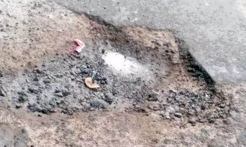 திருவயைாறு பகுதியில் பழுதான சாலையை சீரமைக்க வாகன ஓட்டிகள் கோரிக்கை