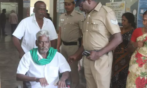 கோவை கலெக்டர் அலுவலகத்தில் மயங்கி விழுந்த முதியவர்