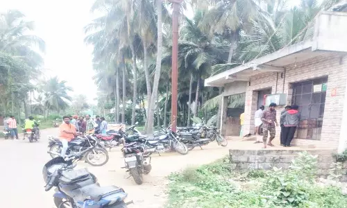 பள்ளி, மருத்துவமனை அருகே உள்ள மதுபான கடையை அகற்ற வேண்டும்