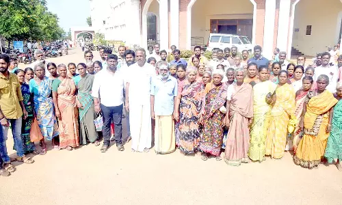 பூச்சந்தை வியாபாரிகளை பேச்சுவார்த்தைக்கு அழைக்க மனு