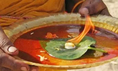 ஆரத்தி எடுப்பது ஏன்?