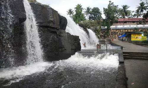 திற்பரப்பு அருவியில் மிதமான தண்ணீர் கொட்டுவதால் சுற்றுலா பயணிகள் மகிழ்ச்சி
