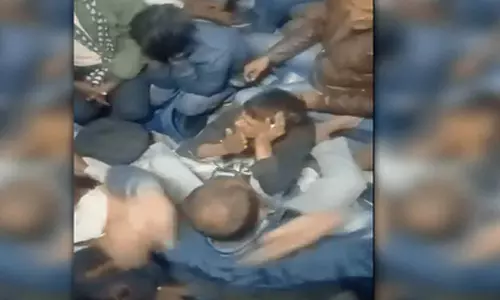 ஓடும் ரெயிலில் கொடூரம்- பலமுறை கெஞ்சியும் செல்போன் திருடனை கொன்ற நபர்