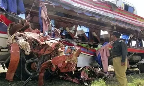 பாகிஸ்தானில் பனி மூட்டம் காரணமாக பஸ்கள் நேருக்கு நேர் மோதல்: 8 பேர் பலி