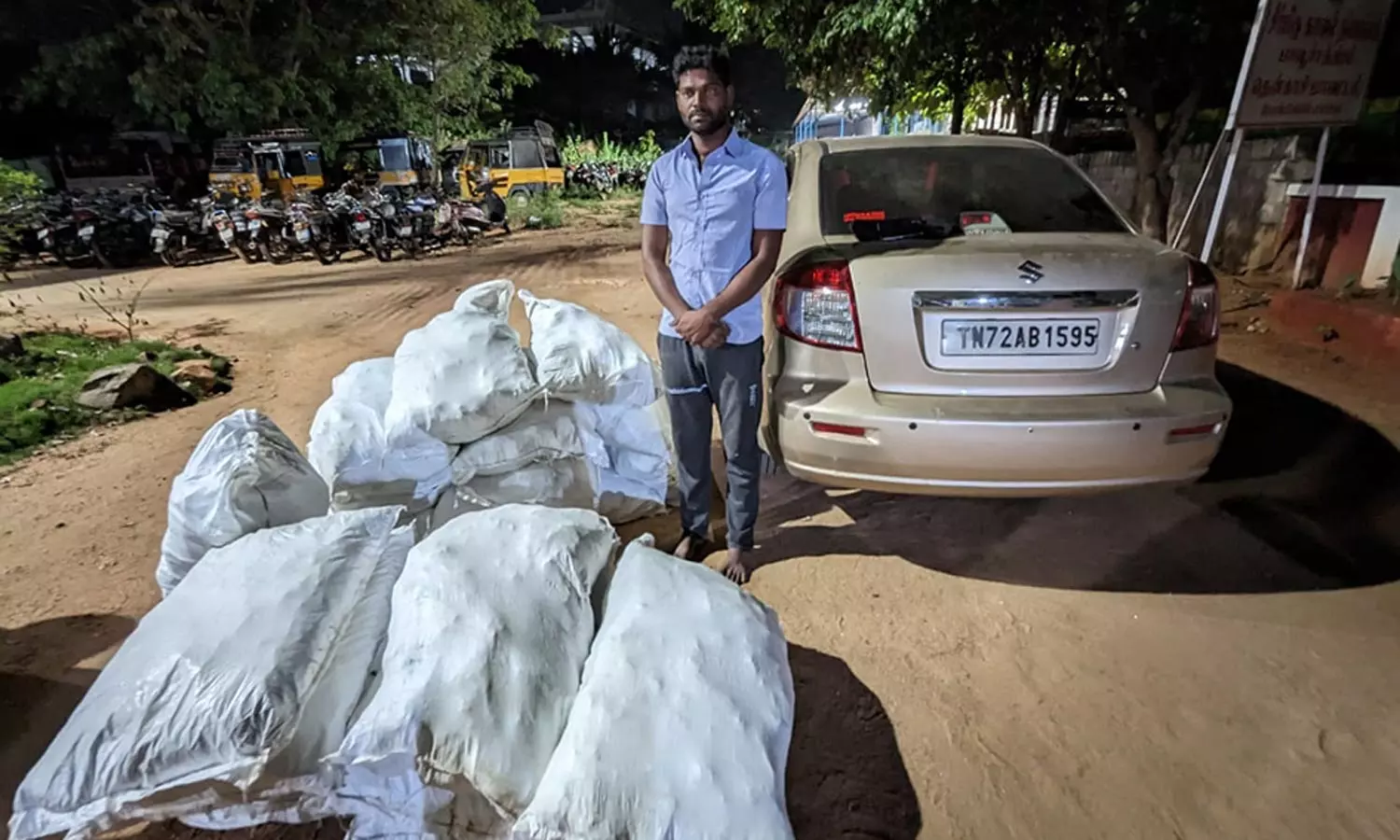 பாவூர்சத்திரம் அருகே காரில் 250 கிலோ குட்கா கடத்தல்- 2 பேர் கைது