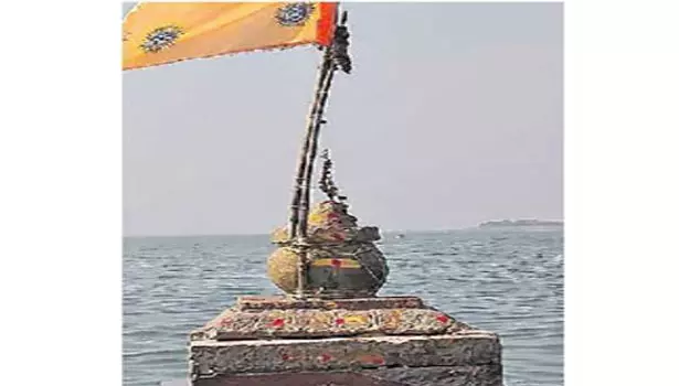 ஆற்றில் மூழ்கிய சிவன் கோவில் வெளியே தெரிந்தது- பூஜை செய்யும் போது வெள்ளம் குறைவதாக பரபரப்பு ஆற்றில் மூழ்கிய சிவன் கோவில் வெளியே தெரிந்தது- பூஜை செய்யும் போது வெள்ளம் குறைவதாக பரபரப்பு