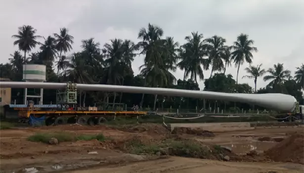 நீளமான லாரியில் கொண்டு செல்லப்படும் காற்றாலை இறக்கை; போக்குவரத்து பாதிப்பு