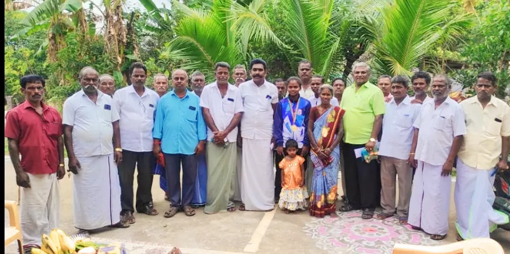 தங்கம் வென்ற வீராங்கனைக்கு பாராட்டு தங்கம் வென்ற வீராங்கனைக்கு பாராட்டு