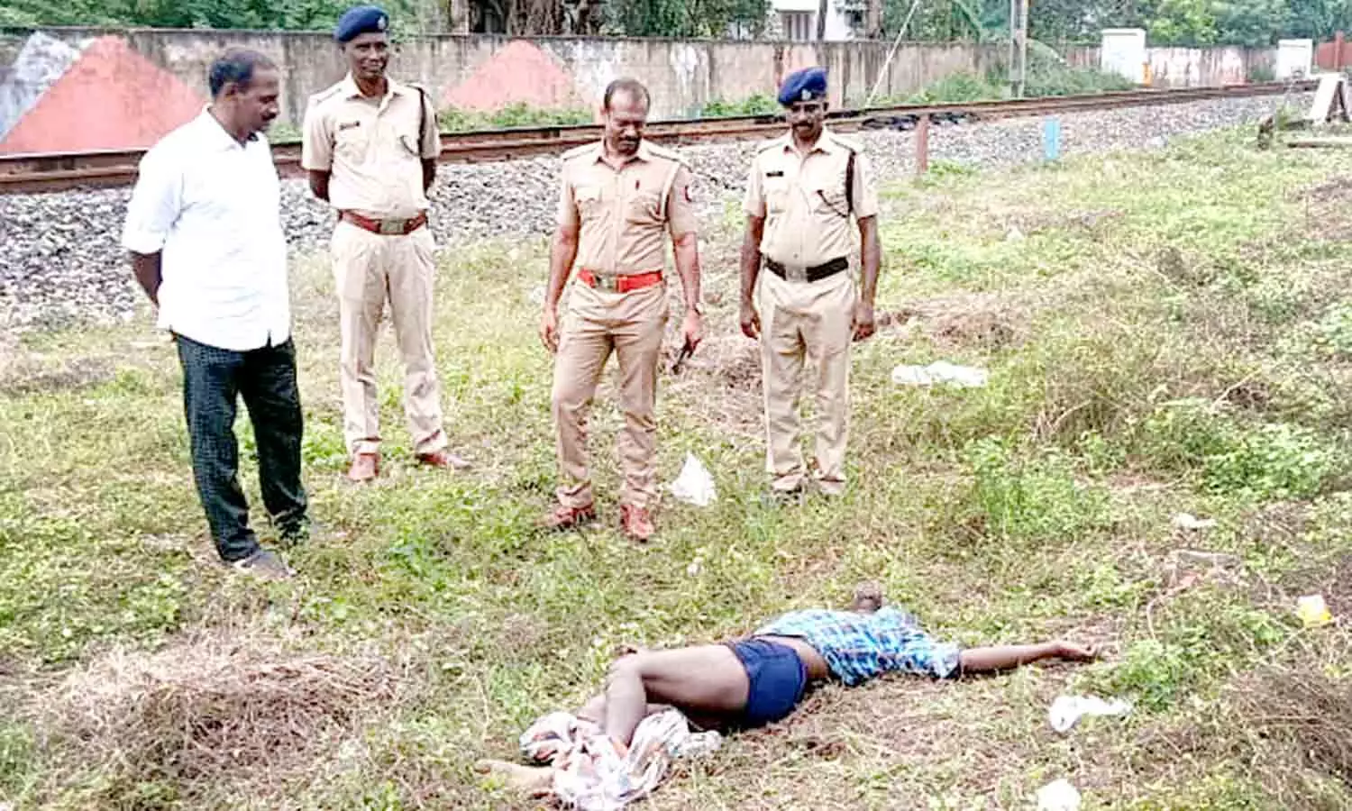 தஞ்சையில், ரெயில்வே தண்டவாளத்தில் ஆண் பிணம் தஞ்சையில், ரெயில்வே தண்டவாளத்தில் ஆண் பிணம்