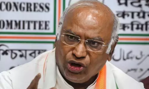 வெளியே சிங்கமாக பேசும் மத்திய அரசு உள்ளே எலியாக இருக்கிறது - மல்லிகார்ஜூன கார்கே குற்றச்சாட்டு