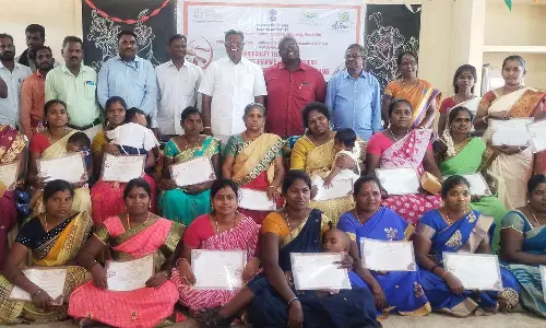 கைவினை தொழில் நுட்ப பயிற்சி பெற்ற மகளிருக்குசான்றிதழ்