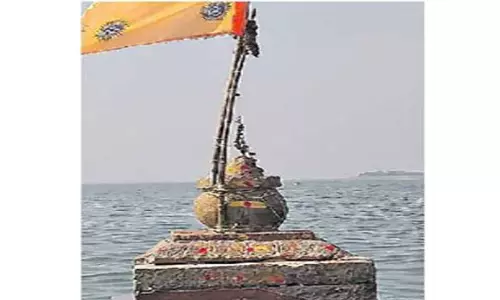 ஆற்றில் மூழ்கிய சிவன் கோவில் வெளியே தெரிந்தது- பூஜை செய்யும் போது வெள்ளம் குறைவதாக பரபரப்பு