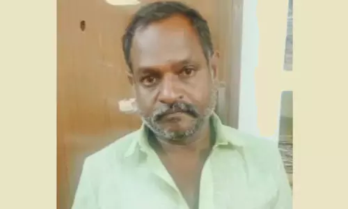 பெரியகுளத்தில் நாயின் உடலில் தேசிய கொடியை போர்த்தியவர் கைது