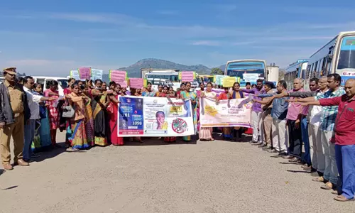 ஏற்காட்டில் பெண்களுக்கு எதிரான   வன்கொடுமை எதிர்ப்பு பிரசார பேரணி