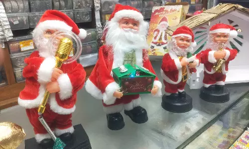 திண்டுக்கல்லில் கிறிஸ்துமஸ் விழாவுக்கான பொருட்கள் விற்பனை மும்முரம்