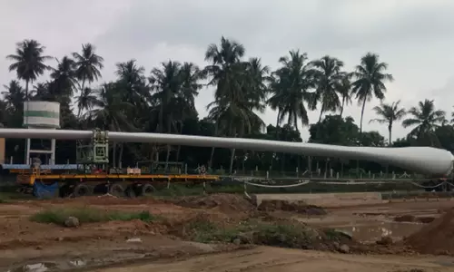 நீளமான லாரியில் கொண்டு செல்லப்படும் காற்றாலை இறக்கை; போக்குவரத்து பாதிப்பு