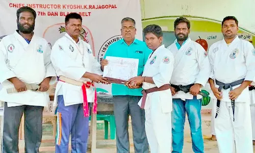 கராத்தே பயிற்சியில் தேர்வான மாணவர்களுக்கு சான்றிதழ்