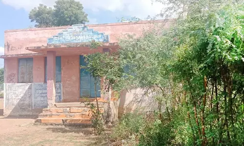 கருவேல மரங்களை அகற்றி நூலக கட்டிடத்தை சீரமைக்க கோரிக்கை