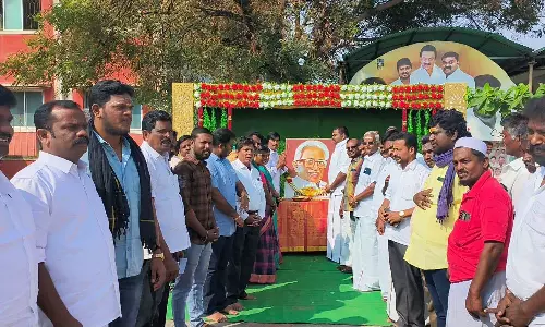 சங்கரன்கோவிலில் பேராசிரியர் அன்பழகன் படத்திற்கு ராஜா எம்.எல்.ஏ.  மாலை அணிவித்து மரியாதை
