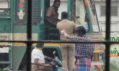 பெண் போலீஸ் மீது லாரியை மோத முயற்சித்த லாரி டிரைவர்-பரபரப்பு