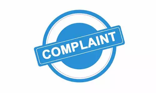 இளம்பெண்களை கடத்தியதாக  2 வாலிபர்கள் மீது புகார்