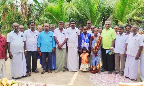 தங்கம் வென்ற வீராங்கனைக்கு பாராட்டு