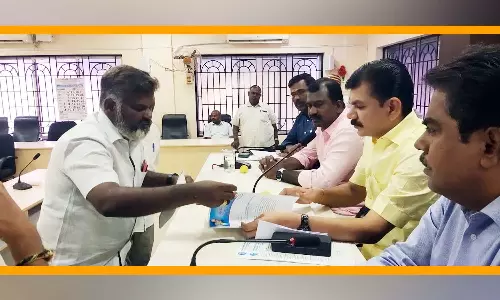 பாளை பஸ் நிலையத்தில் மீண்டும் காமராஜர் கல்வெட்டை நிறுவ வேண்டும்- மேயரிடம் காங்கிரசார் கோரிக்கை