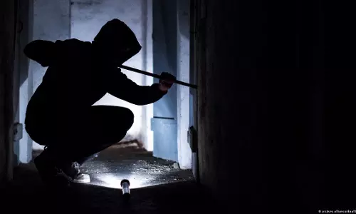 வீட்டின் பூட்டை உடைத்து ரூ.1 லட்சம் திருட்டு