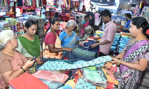 ஈரோடு ஜவுளி சந்தையில் கிறிஸ்துமஸ், பொங்கல் விற்பனை விறுவிறுப்பு