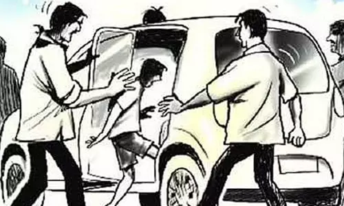 பள்ளி மாணவனை காரில்  கடத்த முயன்ற கும்பல் யார்?