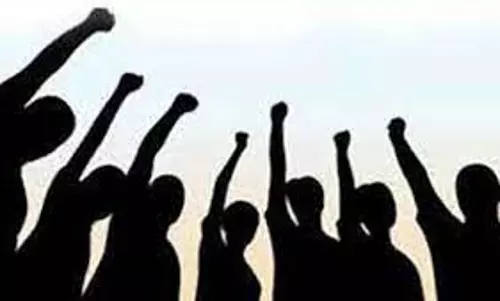 மாவட்ட விளையாட்டு அலுவலர்-பயிற்சியாளரை விரைந்து கைது செய்ய கோரி போராட்டம்