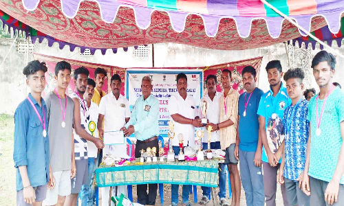 விளையாட்டுப் போட்டியில் வெற்றி பெற்றவர்களுக்கு பரிசு கோப்பை