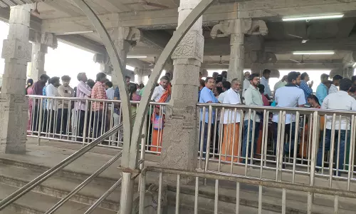 சென்னிமலை முருகன் கோவிலில் ஏராளமான பக்தர்கள் சாமி தரிசனம்