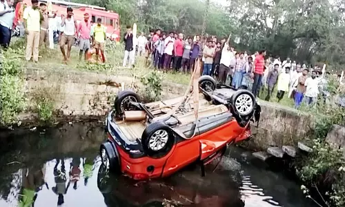 70 அடி ஆழ கிணற்றில் பாய்ந்த கார்