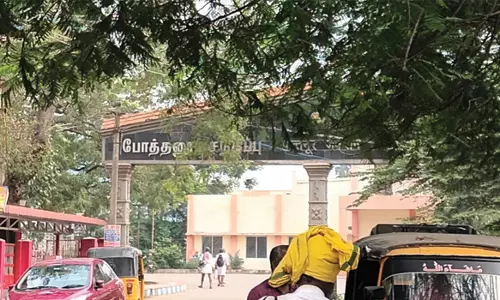 மரக்கிளைகளால் மறைந்து கிடக்கும் போத்தனூர் ெரயில் நிலைய பெயர் பலகை