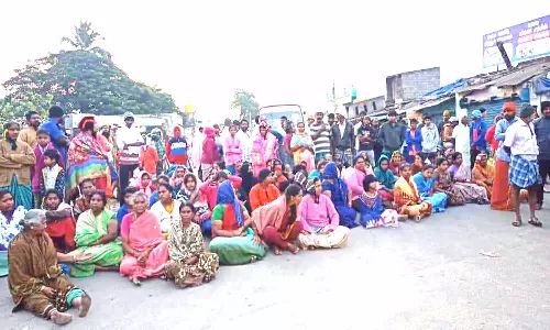 நீர்நிலை ஆக்கிரமிப்புகளை அகற்ற எதிர்ப்பு தெரிவித்து பொதுமக்கள் சாலை மறியல்